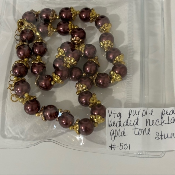 Vintage faux glass pearl with gold metal accents and chain - Picture 7 of 7